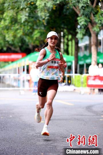 清晨鸣枪开跑：2024德文厦门工学院马拉松在校开