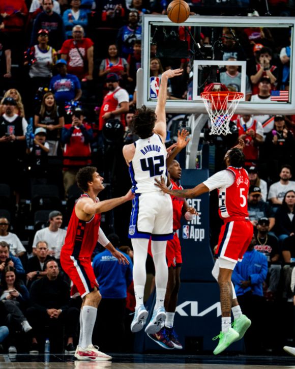 威少三双助国王复仇 莱昂纳德伤退快船失利