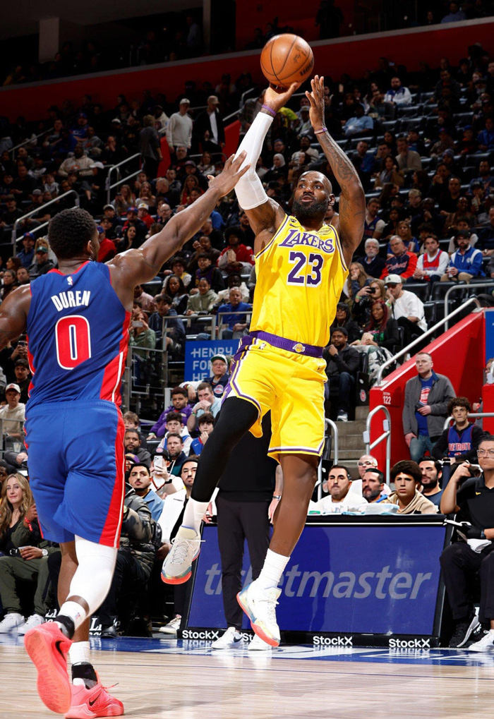 湖人客场告负终结九连胜 东契奇关键球失误成败