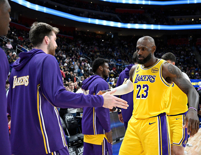 湖人客场告负终结九连胜 东契奇关键球失误成败