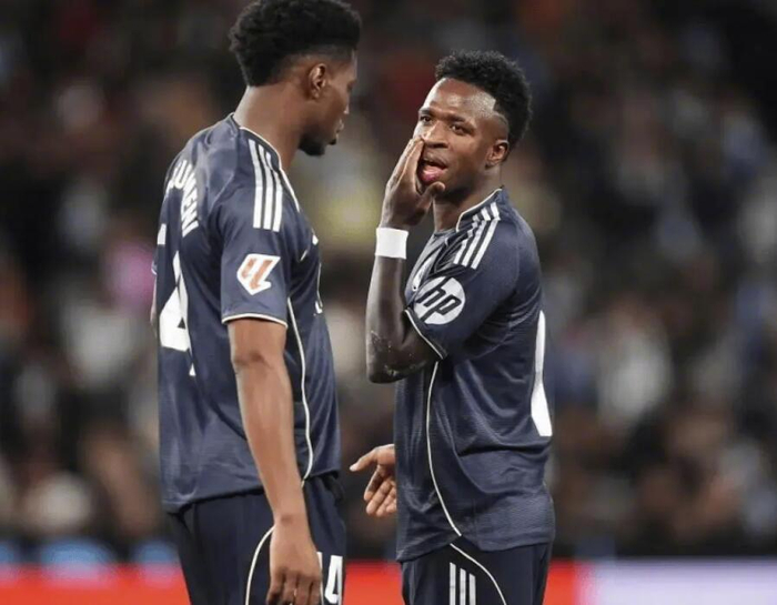 维尼修斯在皇马训练基地展现领袖风范，与年轻