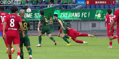 浙江0-1重庆铜梁龙 米特里策两次揪头发遭红牌罚
